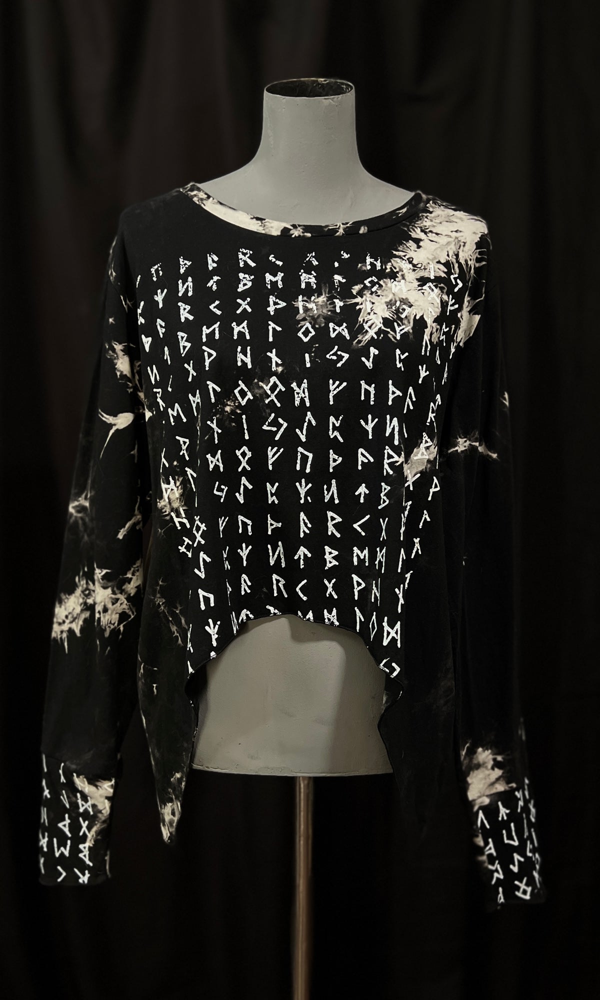OOAK - XXL - RUNIC LONGSLEEVE