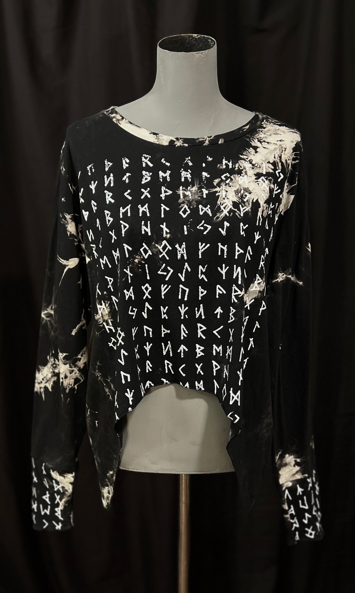 OOAK - XXL - RUNIC LONGSLEEVE