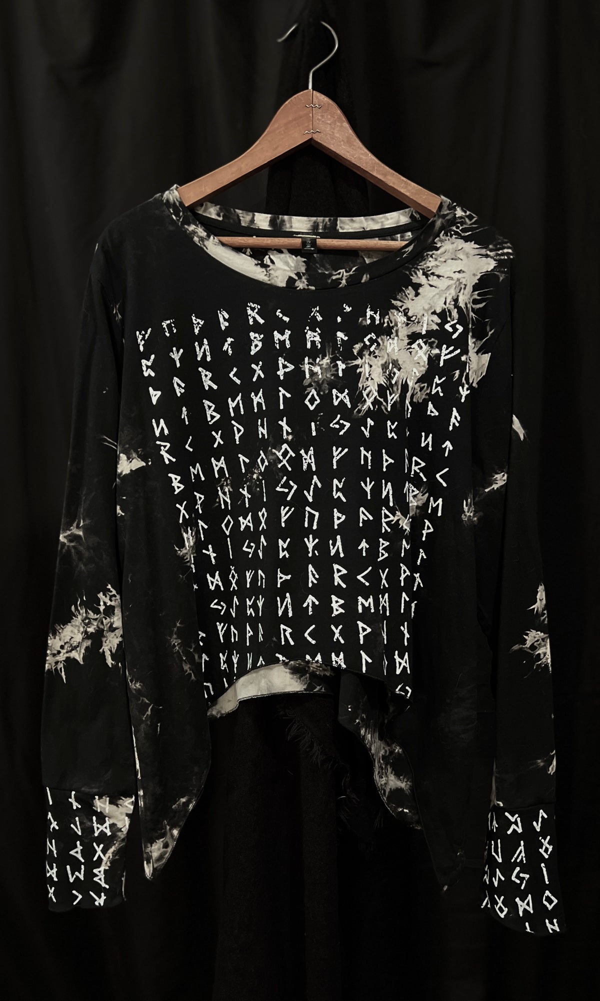 OOAK - XXL - RUNIC LONGSLEEVE